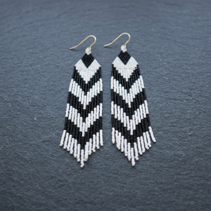Boucles d'oreilles à franges en perles Miyuki Delica noires et ivoire faites à la main Sstringz, motif tribal chevron, bijou géométrique bohème tendance - Product Image 6