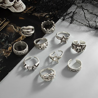 Offre Spéciale : Ensemble de bagues punk néo-gothiques en cuivre plaqué argent antique, incluant des bagues cœur, dés noirs, piques vintage et abeilles amusantes
