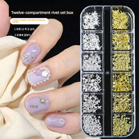 12 compartiments de breloques métalliques mixtes pour ongles (dorées et argentées, nœuds, papillons, étoiles, rivets, perles, tranches) pour la décoration DIY des ongles en salon de manucure