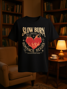 T-shirt Slow Burn Book Club a maniche corte, girocollo, 100% cotone, stampa logo Romance Reader sul davanti, taglie forti da donna - Product Image 2