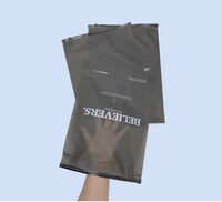 Sacs à fermeture éclair givrés gris foncé, sacs à fermeture éclair personnalisés avec logo imprimé, pochettes en plastique à fermeture coulissante pour l'emballage de vêtements