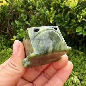 Venta al por mayor de talla cuadrada de rana con ojos inocentes de jaspe Xiuyan, decoración divertida y creativa para escritorio y jardín, regalo de cumpleaños perfecto - Product Image 1