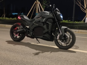 Moto électrique de course puissante pour adultes de 17 pouces, robuste, 2 places, 2 <span class=keywords><strong>roues</strong></span>, 130 km/h, moteur central 8000W, batterie lithium 72V avant - Product Image 2