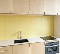 Ensemble d'armoires de cuisine sur mesure, cuisine avec rangement en hauteur pleine et four encastré pour appartement