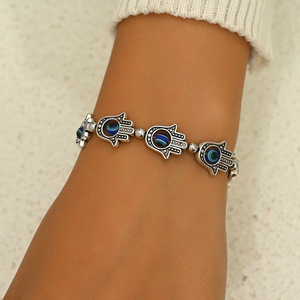 Mode rétro latino-américaine, bracelet Fatima Hand Evil Eye polyvalent, idéal pour les trajets quotidiens, bijou unique en résine avec œil bleu. - Product Image 2