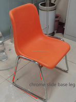 Chaise en plastique et métal avec base en forme de traîneau et pieds chromés