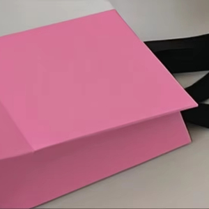Sac en papier personnalisé de luxe avec logo, dorure à chaud, mat, gaufré, laminé, grand, moyen, blanc, solide, pour magasin de vêtements - Product Image 1