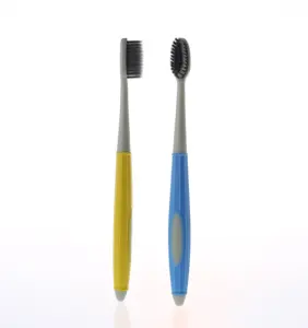 Fabricant OEM Brosse à dents pour adultes Brosse à dents à poils de nano charbon actif noir avec logo de marque privée