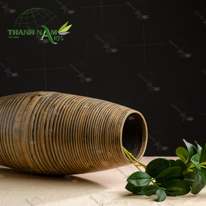 Jarrón de bambú marrón hecho a mano para decoración del hogar Artesanía de bambú ecológico para exhibición de mesa y arreglo floral minimalista - Product Image 4