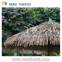 Toiture en chaume synthétique aspect naturel, résistante au feu classe A, pour maisons, cabanes et palapas.