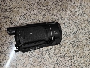Caméscope Sony FDR-AX60 20X <span class=keywords><strong>4K</strong></span> <span class=keywords><strong>Handycam</strong></span> d'occasion pour enregistrements de voyages en famille - Product Image 3