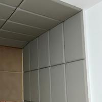 Panneau de mousse acoustique haute densité 600 mm carré, idéal pour les murs de simulateur de golf, les panneaux latéraux et les murs arrière, options multicolores