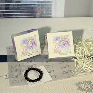 Caja de Regalo de Cartón Personalizada para Joyería con Diseño de Flor de Glicinia en Acuarela y Recubrimiento UV para Pulseras y Collares - Product Image 3