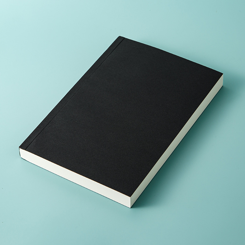 Cuaderno de papel negro en blanco