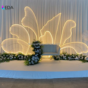 Fondo de escenario LEDA de nuevo diseño con grandes pétalos dorados para bodas en jardín - Product Image 1