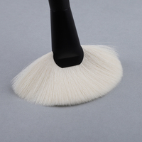 Logo personnalisé Vente en gros Cheveux doux blancs duveteux végétaliens avec manche en bois noir Qualité supérieure pour maquilleurs femmes