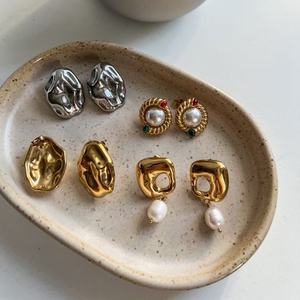 Pendientes de Aro con Perlas, Diseño Irregular y Trenzado, en Acero Inoxidable Chapado en Oro de 18k, Hipoalergénicos, para Mujer, Alta Calidad - Product Image 2