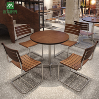 Ensemble table et chaises en bois de style rétro industriel pour bistrot, café, restaurant, hôtel, écologique et durable