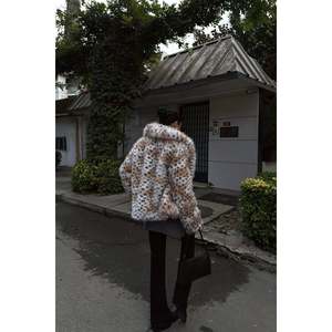Manteau en fausse fourrure à imprimé léopard avec rembourrage en coton et fermeture à ceinture, trench-coat avec décoration boutonnée - Product Image 1