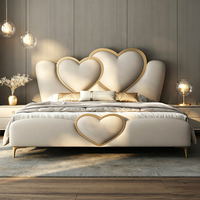 Base de Cama Tapizada en Forma de Corazón Romántico, Cama Matrimonial Moderna de Lujo para Bodas, Color Crema con Detalles Metálicos Dorados, Cama Doble para Recámara Principal