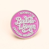 Pin de Esmalte con Diseño de la "Sociedad de Mujeres Aterradoras"