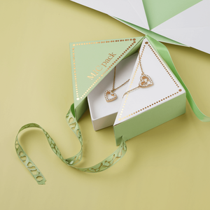Boîte d'emballage cadeau de luxe recyclable pour collier et pendentif avec logo personnalisé Boîte à ruban losange en papier rigide pour bijoux en forme de cœur - Product Image 1