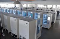 Lini Perakitan Mesin Vending Komersial Tahan Cuaca Desain Anti-Vandalisme Konveyor Rol Dimensi Dapat Disesuaikan /CE