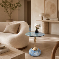 Table d'appoint avec plateau rond en pierre frittée et base en trompette dorée, finition pierre bleue, style moderne