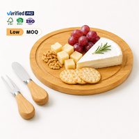 Plateau de service rond en bois de petite taille avec outils en acier inoxydable, plateau à fromage en bambou personnalisé avec logo pour cadeau de mariage ou de fête