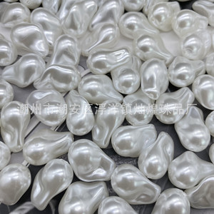 Perle d'imitation baroque irrégulière 22x15mm en résine plastique blanche pour la fabrication de bijoux - Product Image 1