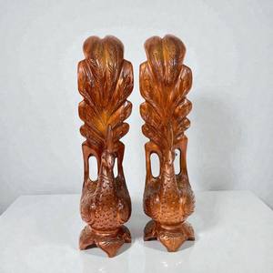 Paire de statues de paons en bois, sculptures d'animaux avec motifs sculptés et ajourés pour la décoration intérieure - Product Image 1