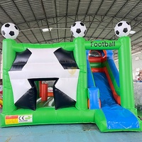 Château gonflable à thème football pour événements publics, avec toboggan et aire de saut