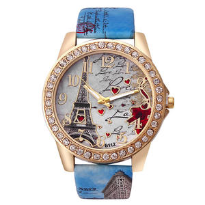 Reloj de Moda para Mujer con Diseño de la Torre Eiffel y Corazón, Correa de Aleación, Caja Chapada en Oro, Esfera Luminosa, Ligero, con Botón de Presión - Product Image 3