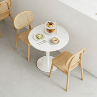 Table et chaises à manger blanches simples, meubles sur mesure pour pâtisseries et cafés, au design élégant et créant une ambiance cosy