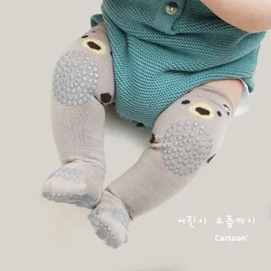 Chaussettes aux genoux en coton personnalisées en gros pour nouveau-nés Chaussettes de marche antidérapantes pour bébé pour la protection des genoux Chaussettes à pince au sol - Product Image 1