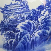 Vase en porcelaine bleu et blanc de style chinois Jingdezhen, grand modèle sur pied, 'Splendid Landscapes', pour salon, hôtel