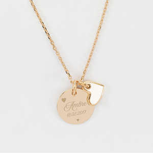 Ciondolo Rotondo Personalizzato in Acciaio Inox Placcato Oro PVD, Medaglione Inciso da 15 mm <span class=keywords><strong>con</strong></span> Charm a Cuore in Smalto Bianco e Rosso - Product Image 2