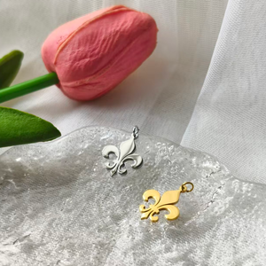 Ciondolo Fleur de Lys Placcato Oro 18k, Simbolo della Scoutismo, Charm con Emblema di Heraldica, Gioiello in Stile Antico - Product Image 5
