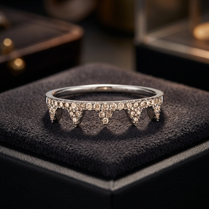 Bague Couronne Pavée de Diamants en Or Blanc 14 carats pour Femme, Taille Ronde Brillante, Melee et Triangle - Product Image 2