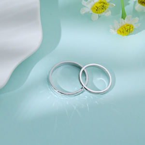 Bague de mariage en or massif 18 carats faite à la main, finition martelée brillante, design personnalisé de qualité supérieure pour un style simple et classique pour les mariages en duo - Product Image 4