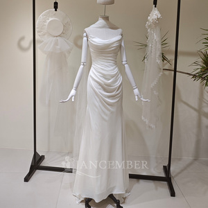 Vestido de Novia Sirena LY140 Moderno Vintage con Escote Redondo, Satén Color Marfil, Volantes, Bordado Floral de Encaje, Aplicaciones de Cristal y Cola Capilla de Encaje - Product Image 3