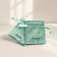 Pochette à bijoux en daim vert menthe personnalisée avec cordon de serrage et ruban en satin à volants pour emballage cadeau, logo OEM imprimé
