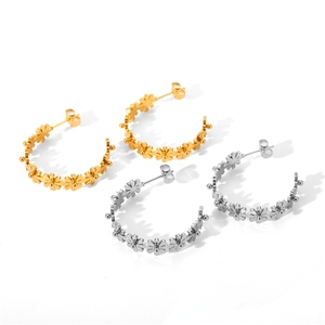 ต่างหูห่วงรูปตัว C ขนาดใหญ่ สแตนเลสสตีลชุบทอง ประดับดอกเดซี่เล็กๆ สำหรับผู้หญิง - Product Image 1