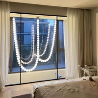 Lustre moderne de luxe à chaînes suspendues pour escalier, avec boules de verre rondes, idéal pour salon, hall d'hôtel, villa