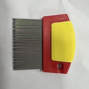 Peigne à puces et lentes pour animaux de compagnie (chats, chiots) avec manche long antidérapant en plastique et picots courts en acier inoxydable - Product Image 6