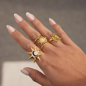 Anillo Sunburst de Oro Amarillo Ajustable, Joyería Unisex para Regalo - Product Image 2