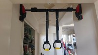 Barre de traction réglable sans perçage pour porte, barre horizontale d'entraînement intérieur pour adultes et enfants avec anneaux suspendus