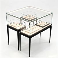Vitrine d'exposition LED en verre de luxe moderne, construction robuste en acier inoxydable, écologique, recyclable, couleurs personnalisables