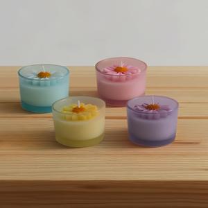 Ensemble cadeau premium de bougies en cire de soja parfumées écologiques en forme de petite marguerite colorée pour fête et mariage - Product Image 1