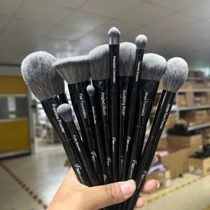 Daily Queen 19 pièces Série Sephora Noir Brillant Manche Léger Qualité Supérieure Pinceaux de Maquillage pour Fond de Teint et Fard à Paupières - Product Image 4